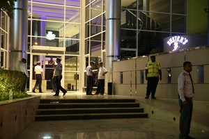 بالصور... إخلاء احترازي بعد حريق اندلع بأحد الفنادق بالجفير