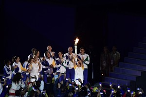 رد الاعتبار لدي ليما بايقاد المرجل الاولمبي بعد حرمانه من ذهبية أولمبياد أثينا