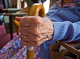 روسيا... عجوز تضرب بعكازها ابنها السكير حتى الموت