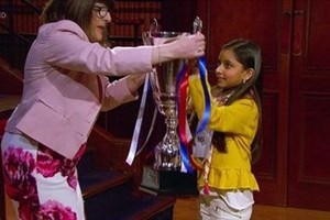 بالصور... تتويج طفلة بلقب أكثر أطفال بريطانيا ذكاءً