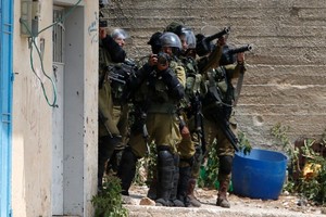 قوات إسرائيلية تعتقل 5 فلسطينيين في أنحاء مختلفة من الضفة الغربية