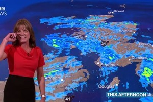 مذيعة تجهش بالبكاء أثناء عرضها حالة الطقس!