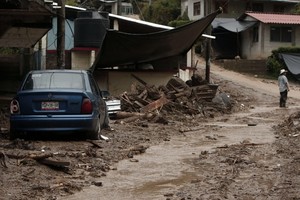 38 قتيلاً حصيلة ضحايا الانهيارات الأرضية الناجمة عن الاعصار ايرل في المكسيك