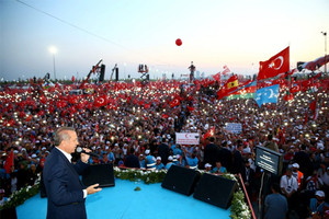 إردوغان يقود تجمعا حاشدا في استعراض للقوة بعد محاولة الانقلاب