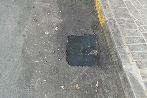 صاحب مطعم بعراد يشكو فيضان مياه الصرف الصحي المتكرر أمام مطعمه