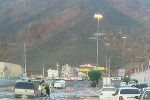 أمطار غزيرة تحتجز مركبات وأشخاص بالمدينة المنورة