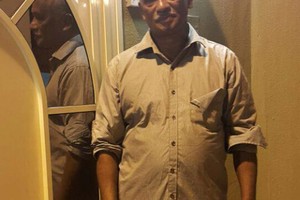 القصاب الهندي 'بشير' طرق الأبواب مودعاً أهالي الدراز عائداً لبلاده بعد خدمة 37 عاماً