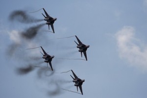 مقتل وجرح أكثر من 60 شخصا في غارات جوية على بلدة شرقي سورية