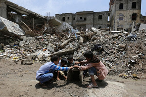 انفجارات عنيفة شمال العاصمة اليمنية جراء غارات لمقاتلات التحالف العربي