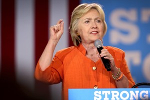 كلينتون تقول إنها لن تشارك في المناظرات الرئاسية