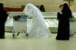 حبها عبر صور ... مصري يهرب من عروسه في المطار بعد أن رآها!