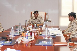 رئيس هيئة الأركان يبحث خطط تطوير كلية عيسى العسكرية الملكية