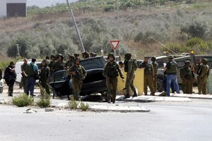 قوات إسرائيلية تعتقل 12 فلسطينياً في أنحاء مختلفة من الضفة الغربية