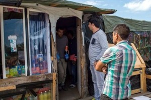 محكمة فرنسية ترفض إغلاق 72 متجراً في مخيم للمهاجرين