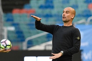 غوارديولا يطالب لاعبي مانشستر سيتي باللعب بروحهم العالية