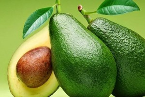 الموز والأفوكادو وبياض البيض... علاجات منزلية سحرية للشعر التالف