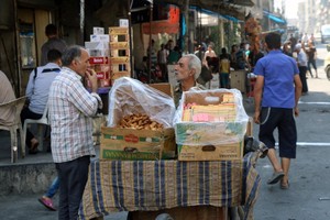 المرصد السوري: فصائل المعارضة تدخل مساعدات انسانية إلى أحياء حلب الشرقية