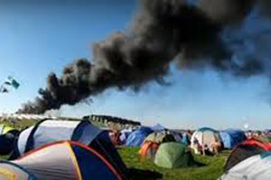 بالفيديو... حريق يلتهم 80 سيارة خلال مهرجان موسيقي في بريطانيا