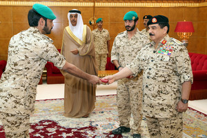 جلالة الملك يمنح عدداً من الضباط والأفراد الأوسمة التقديرية بعد أداء واجبهم النبيل في اليمن