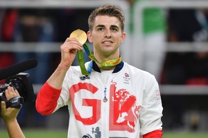 ويتلوك يحرز ذهبية تاريخية لبريطانيا في الجمباز