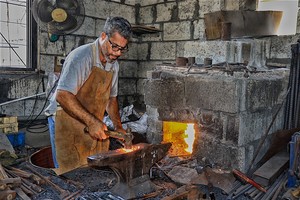 بالصور... الحداد كامل مهدي: مهنة الحدادة تخوض  حرب وجود  مع «الطقس الحار»