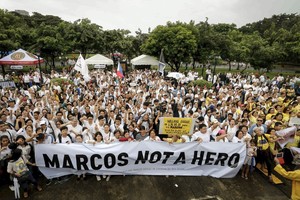 تظاهرة ضد دفن الديكتاتور الفليبيني الراحل ماركوس في مقبرة الأبطال