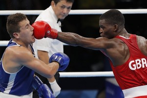 الملاكم بواتسي يضمن الفوز ببرونزية على الأقل لبريطانيا