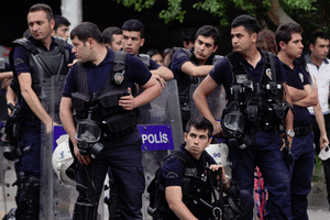 الشرطة التركية تداهم محاكم في اسطنبول للبحث عن 173 شخصاً