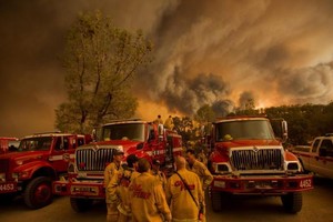 الالاف يفرون من حريق في كاليفورنيا