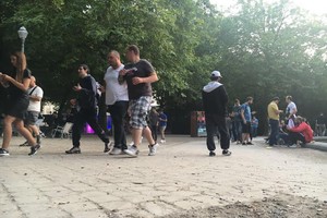 بالفيديو والصور... عشرات الأشخاص يركضون وراء 'البوكيمون' في بروكسل