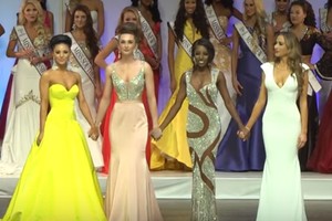 بالفيديو... ملكة جمال تتعرض لأكثر المواقف إحراجا لحظة تتويجها!