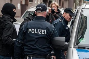 القبض على زوجين بريطانيين في بلجيكا بتهمة تهريب البشر 