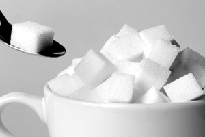 كم من السكر يمكنك تناوله يومياً وتبقى بصحة جيدة؟