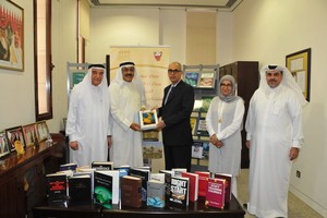 خالد بن خليفة يستقبل محافظ المصرف المركزي ويتسلم مجموعة من الكتب المتخصصة