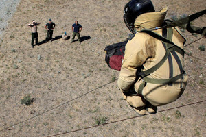 بالفيديو والصور... مظليون من نوع آخر