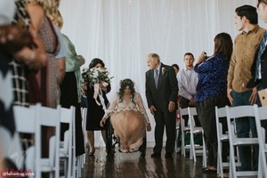 بالصوروالفيديو... عروس مقعدة تمشي فجأة يوم زفافها!