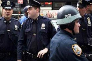 طفل أنهكه الجوع... فعرض «دميته» للبيع!