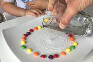 بالفيديو... كيف تذوب 'الحلوى الملونة' لتذوق قوس قزح