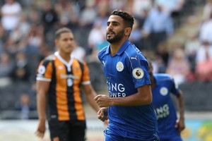 رياض محرز يجدد تعاقده مع ليستر سيتي