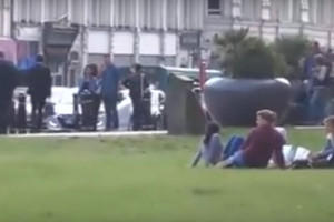 بالفيديو... ردة فعل المارة على إساءة عنصرية لمسلم يصلي في الشارع