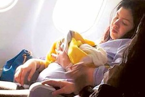 بالفيديو: ولادة طفلة أثناء رحلة جوية من دبي إلى مانيلا 