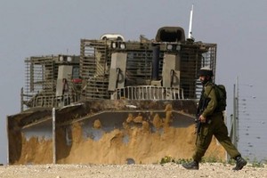 قوات إسرائيلية تتوغل جنوب غزة وأخرى تهاجم الصيادين في البحر