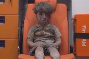 بالفيديو..الطفل السوري الذي أبكت صورته الآلاف بعد غارة جوية بحلب