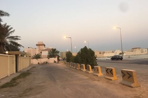 أهالي مجمع 754 بسند يشكون إغلاق طريق 4578 بالحواجز الأسمنتية