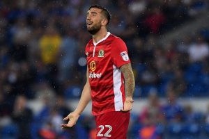 بالفيديو... مدافع مجنون يسجل هدفين فى مرماه خلال 7 دقائق ثم يطرد بالدوري الإنجليزي