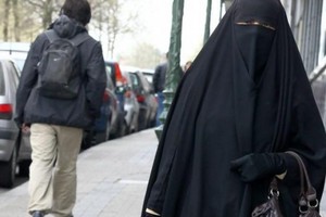 وزير الداخلية الألماني لا يؤيد فرض حظر عام على ارتداء النقاب في بلاده