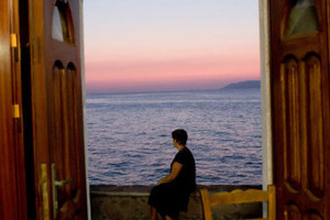 جزيرة يونانية سكانها 100 شخص تدفع ثمن إنقاذ مئات آلاف اللاجئين.. فمن يعينهم الآن؟