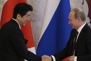 تقرير: بوتين وآبي يعقدان محادثات في روسيا