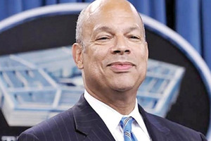 مسؤولون أميركيون يتعهدون بمساعدة الآلاف من ضحايا الفيضانات في لويزيانا