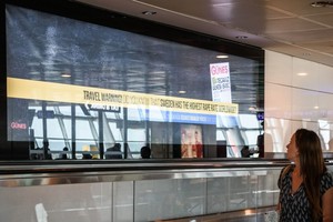 بالصور... إعلان في مطار تركي يحذر المسافرين من التعرض للاغتصاب في السويد